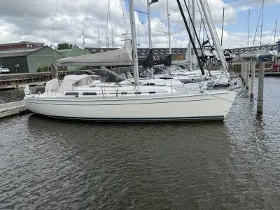 zeiljacht in haven bij steiger