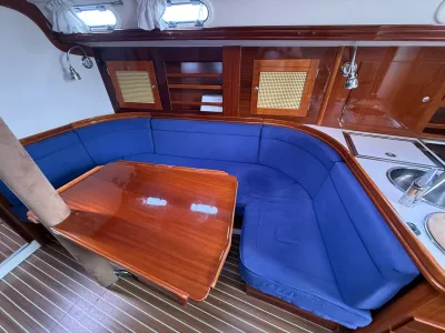kajuit interieur met bank en tafel