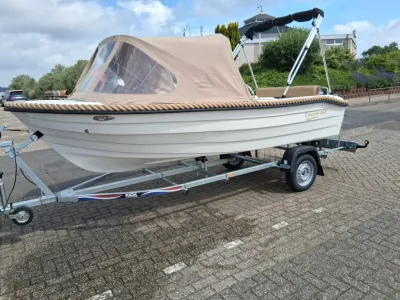 sloep op trailer met kap