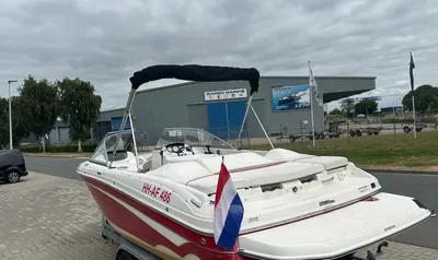 boot op trailer bij bedrijfspand