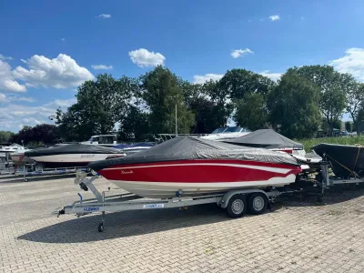 rode bowrider op trailer in jachthaven