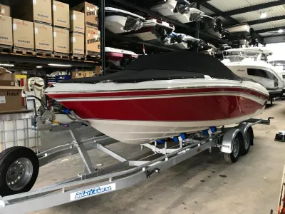 rood-wit speedboot op trailer in loods