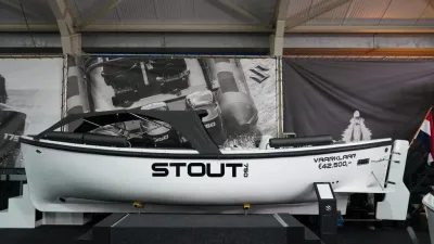 witte sloep in binnenshowroom