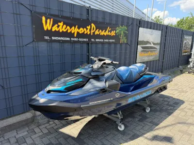 blauwe waterscooter op trailer bij showroom