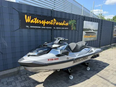waterscooter op parkeerplaats voor hek