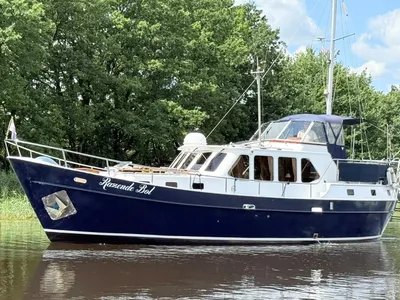 blauwe kotter op het water