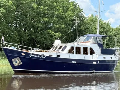 blauwe kotter op stil water