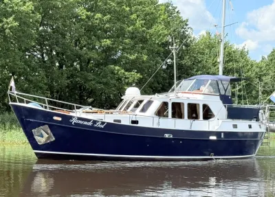 blauwe kotter op stil water