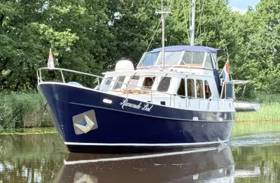 blauwe kotter op stille rivier
