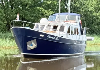 blauwe kotter op rustig water