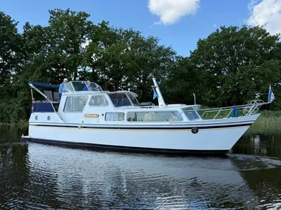 witte motorkruiser op rustig water