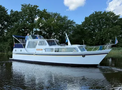 witte motorkruiser op rustig water