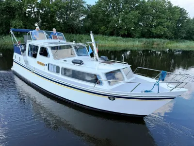 wit motorjacht op rustig water met bemanning