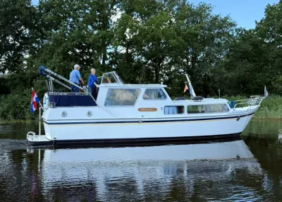motorkruiser op rivier met personen