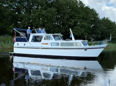witte motorcruiser op stil water
