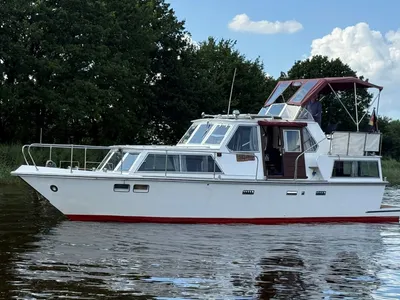 witte motorkruiser op het water