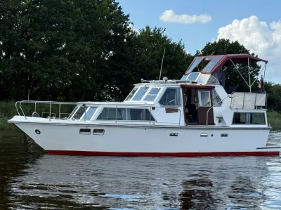 witte motorkruiser op het water