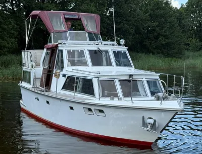 witte motorkruiser op rustig water