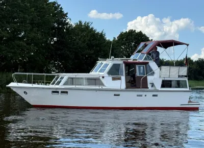 motorkruiser op rustig water