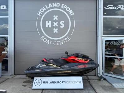 waterscooter op standaard voor bedrijfsdeur