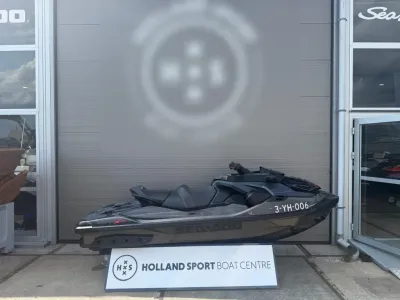 waterscooter op standaard voor showroom