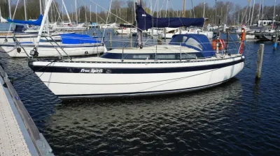 zeiljacht afgemeerd in jachthaven