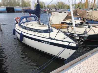 zeilboot afgemeerd in jachthaven