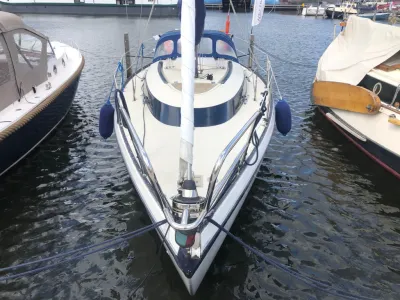 zeilboot aangemeerd in jachthaven