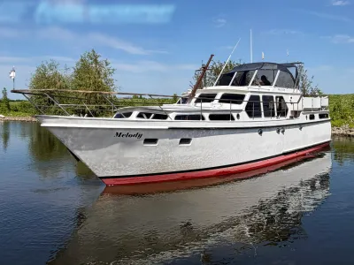 wit motorjacht liggend in het water