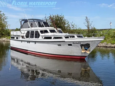 wit motorjacht in kanaal