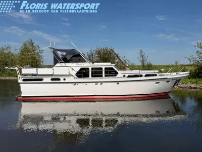 wit motorjacht op rustig water