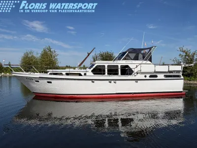 motorjacht op rustig water