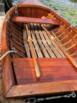 houten sloep interieur met roeispanen