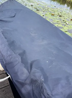 sloep met beschermhoes op water