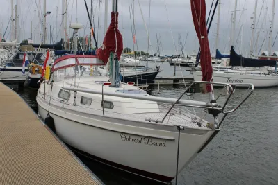zeiljacht aangemeerd in een jachthaven