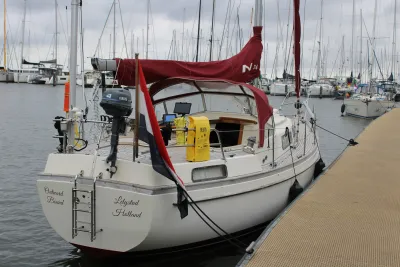 zeiljacht in de haven, achteraanzicht