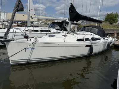 zeiljacht afgemeerd in haven