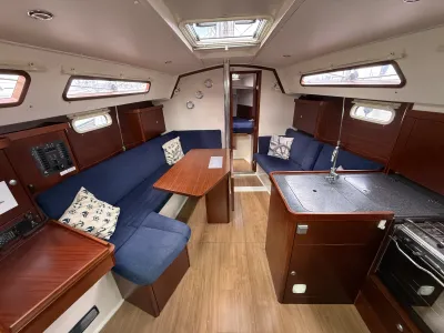 interieur van zeiljacht met salon en kombuis
