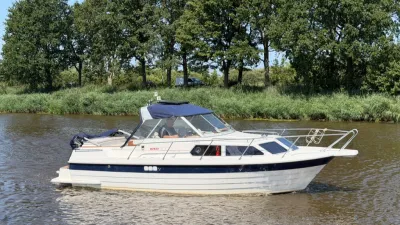 motorboot op water bij groene oever