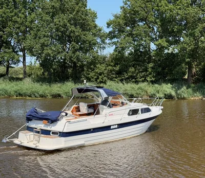 motorboot op water met boombegroeiing