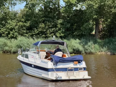 motorboot op rustig binnenwater bij oever