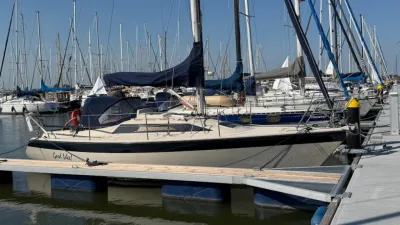 zeiljacht afgemeerd in jachthaven