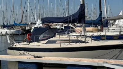 zeilboot aangemeerd in jachthaven