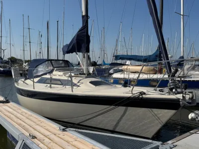 zeiljacht afgemeerd in jachthaven