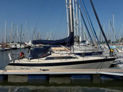 zeiljacht aangemeerd in jachthaven