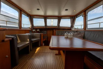salon interieur van motorjacht