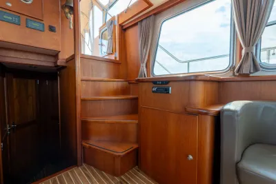houten kajuitinterieur met trap