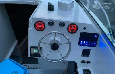 stuurconsole van boot met instrumenten