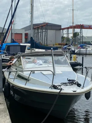motorboot afgemeerd in jachthaven