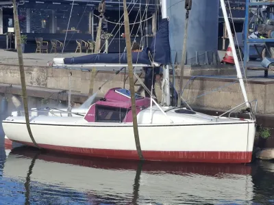 zeilboot aan de kade in haven
